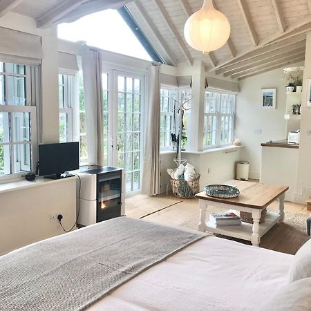 Coastal Chic Waterfront Studio Кинсейл Екстериор снимка